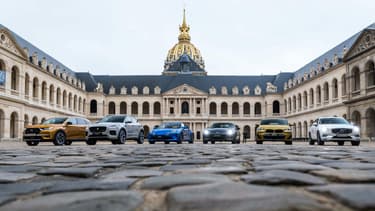 Le Jaguar E-Pace (2e véhicule en partant de la gauche) a été éliminé au premier tour de vote, ne restent plus dans le concours que 5 prétendantes.