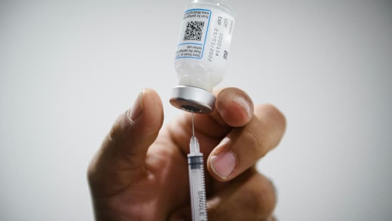 Une dose de vaccin Pfizer/BioNTech contre le Covid-19 dans un centre social à Septeme-Les-Vallons, près de  Marseille, le 12 janvier 2022