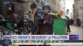 Paris: pour mesurer la pollution dans leur école, les enfants portent des capteurs sur leurs vêtements