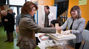 Martine Vassal vote pour le premier tour des élections municipales à Marseille, le 15 mars 2020
