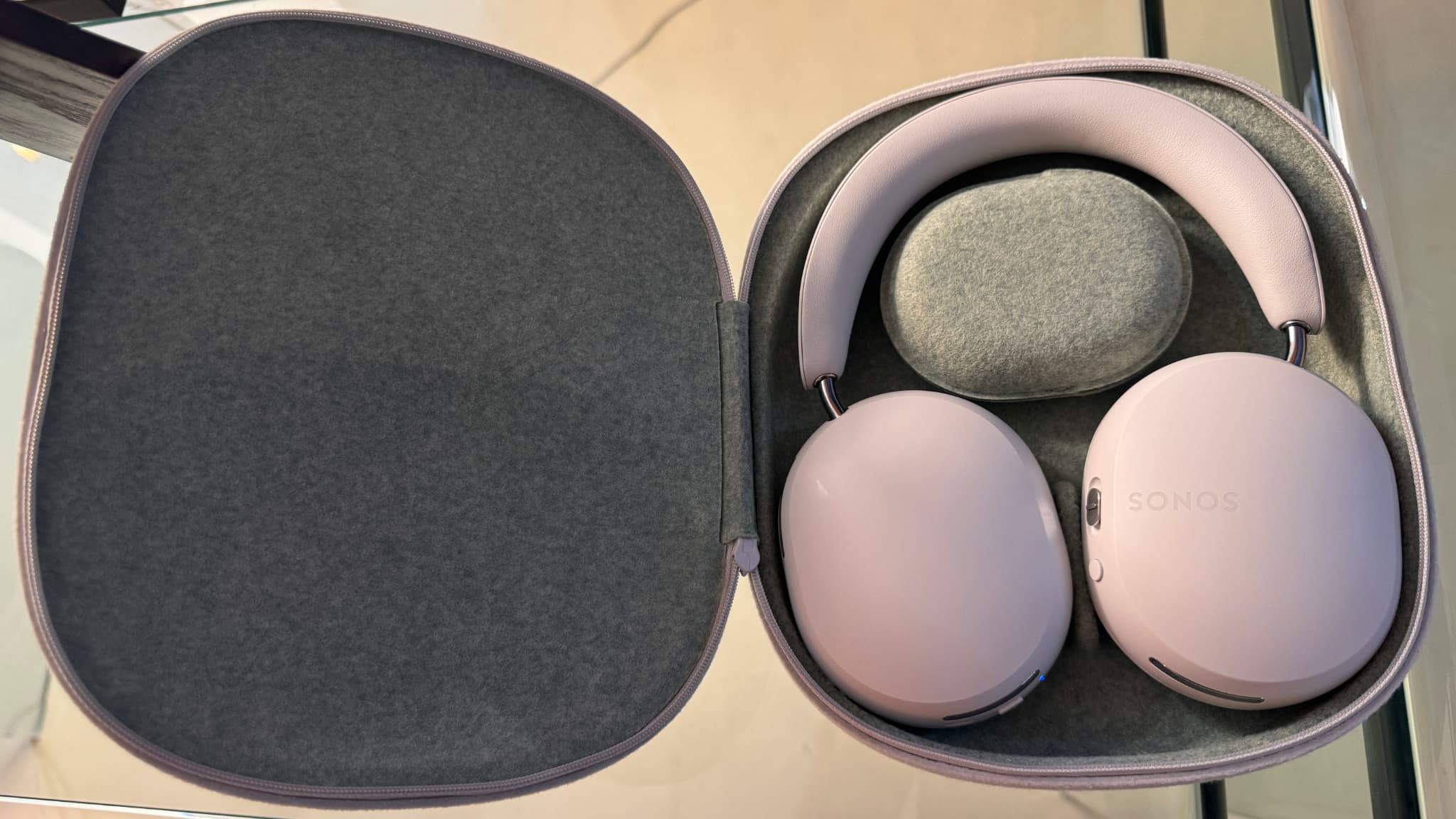 Le casque Sonos Ace dispose d'un boîtier en matériaux recyclés assez encombrant Le casque Sonos Ace dispose d'un boîtier en matériaux recyclés assez encombrant