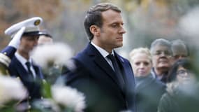 Emmanuel Macron devant la statue de Georges Clemenceau le 11 novembre 2017 à Paris