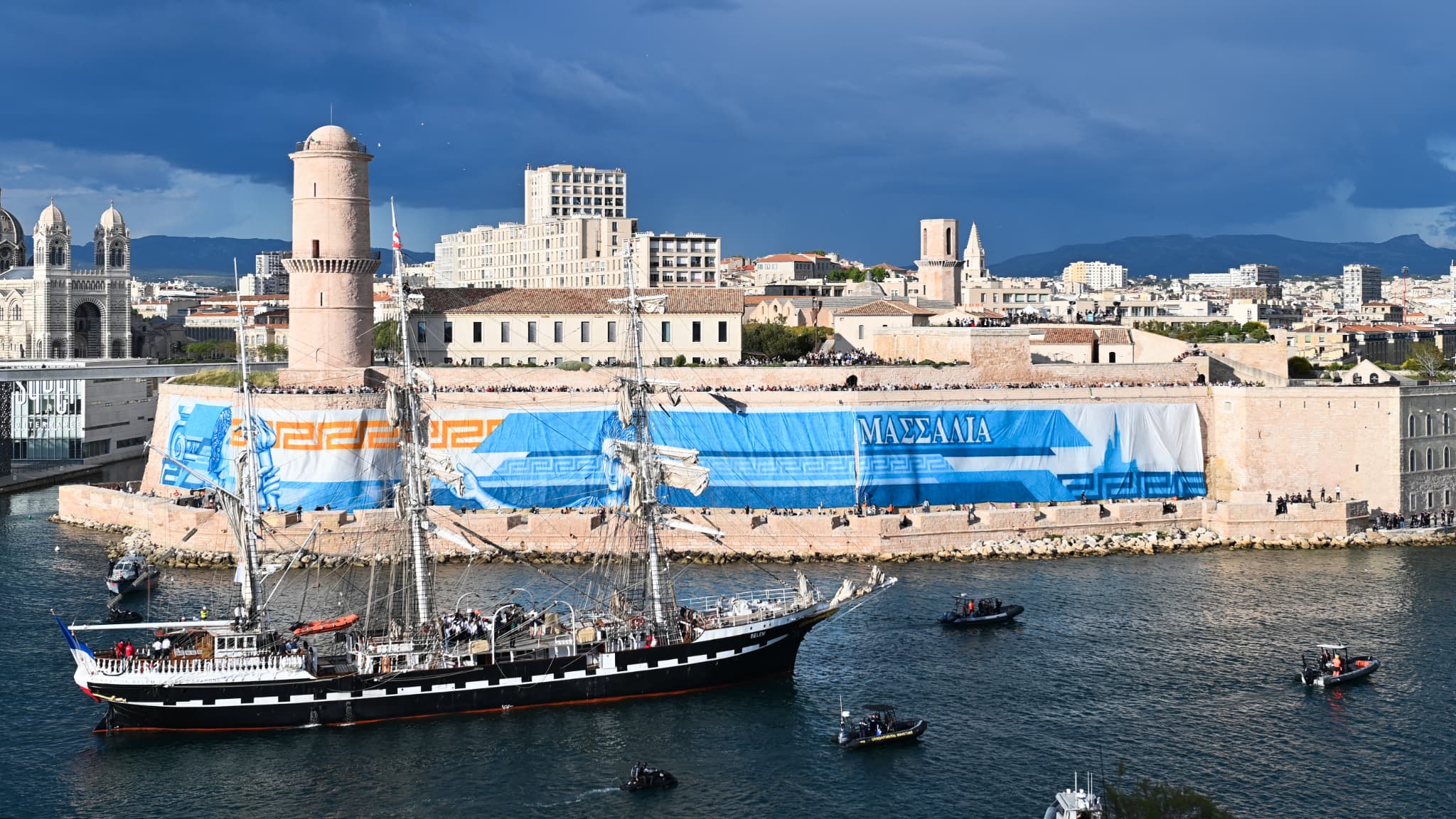JO 2024: le superbe tifo des Winners déployé pour l'entrée du Belem dans le  Vieux-Port de Marseille