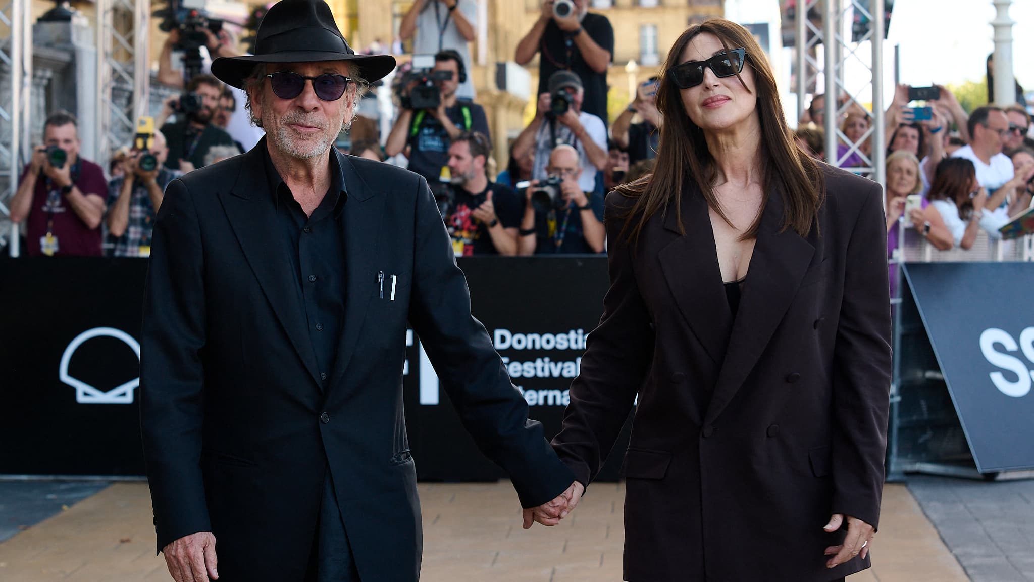 Tim Burton et Monica Bellucci le 25 septembre 2024 au festival du film de San Sebastian. 