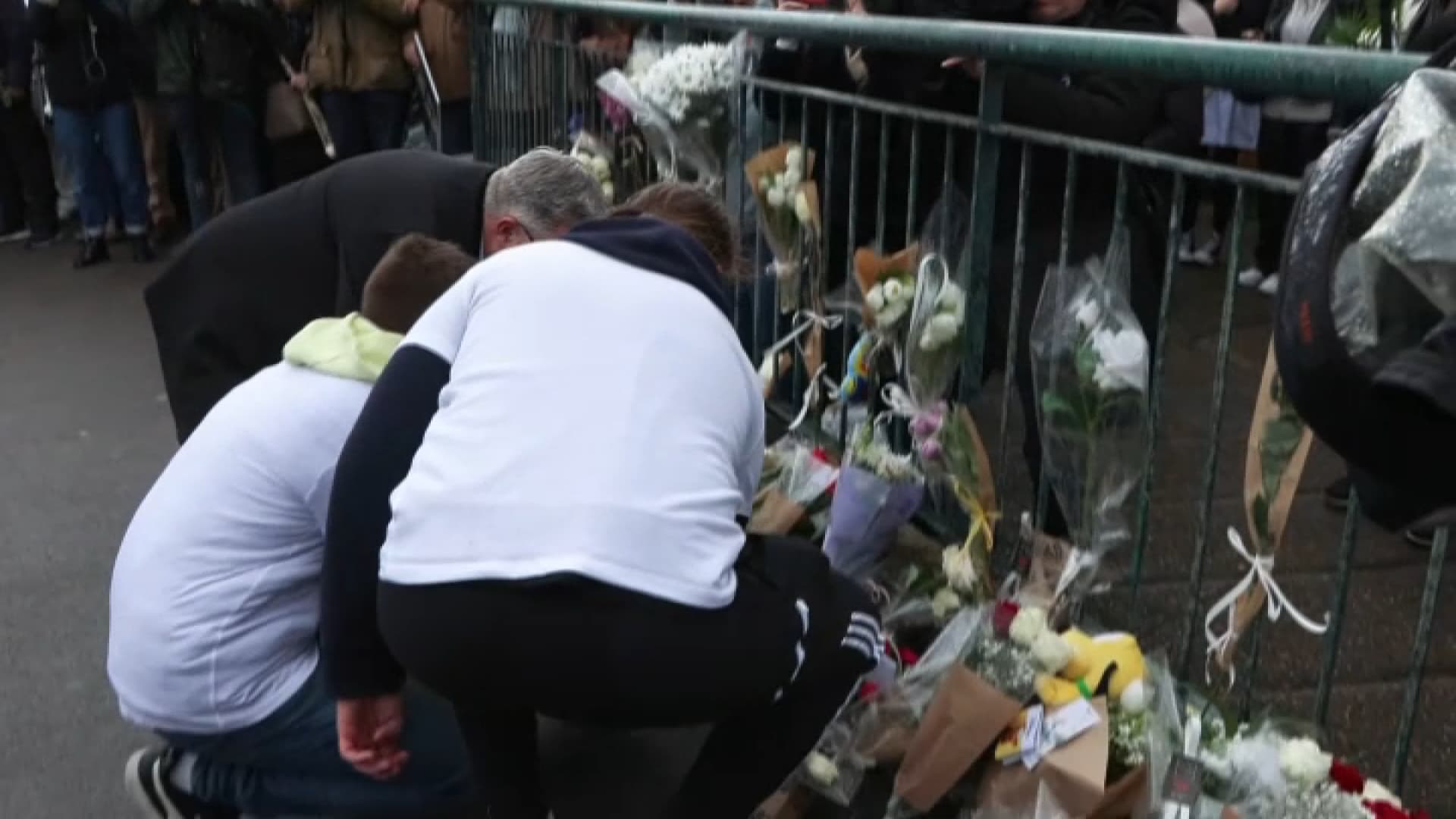 Le dépôt de gerbe de fleurs lors de la marche blanche depuis le lycée du Noordover en hommage à Philippe, tué à Grande-Synthe. Le dépôt de gerbe de fleurs lors de la marche blanche depuis le lycée du Noordover en hommage à Philippe, tué à Grande-Synthe.