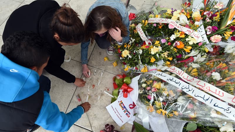 Hommage aux victimes devant le musée du Bardo à Tunis.