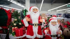 Des décorations de Noël sorties en rayon dans un magasin fin octobre 2022.