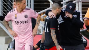 L'attaquant de FC United, Taxiarchis Fountas, avec Wayne Rooney