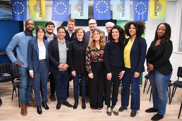 Marie Toussaint et Yannick Jadot accompagné d'une partie des membres de la liste des Ecologistes pour les élections européennes, le 22 avril 2024 à Paris.