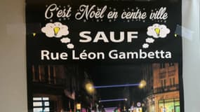 L'association a déployé des affiches dans la rue pour demander plus d'illuminations.