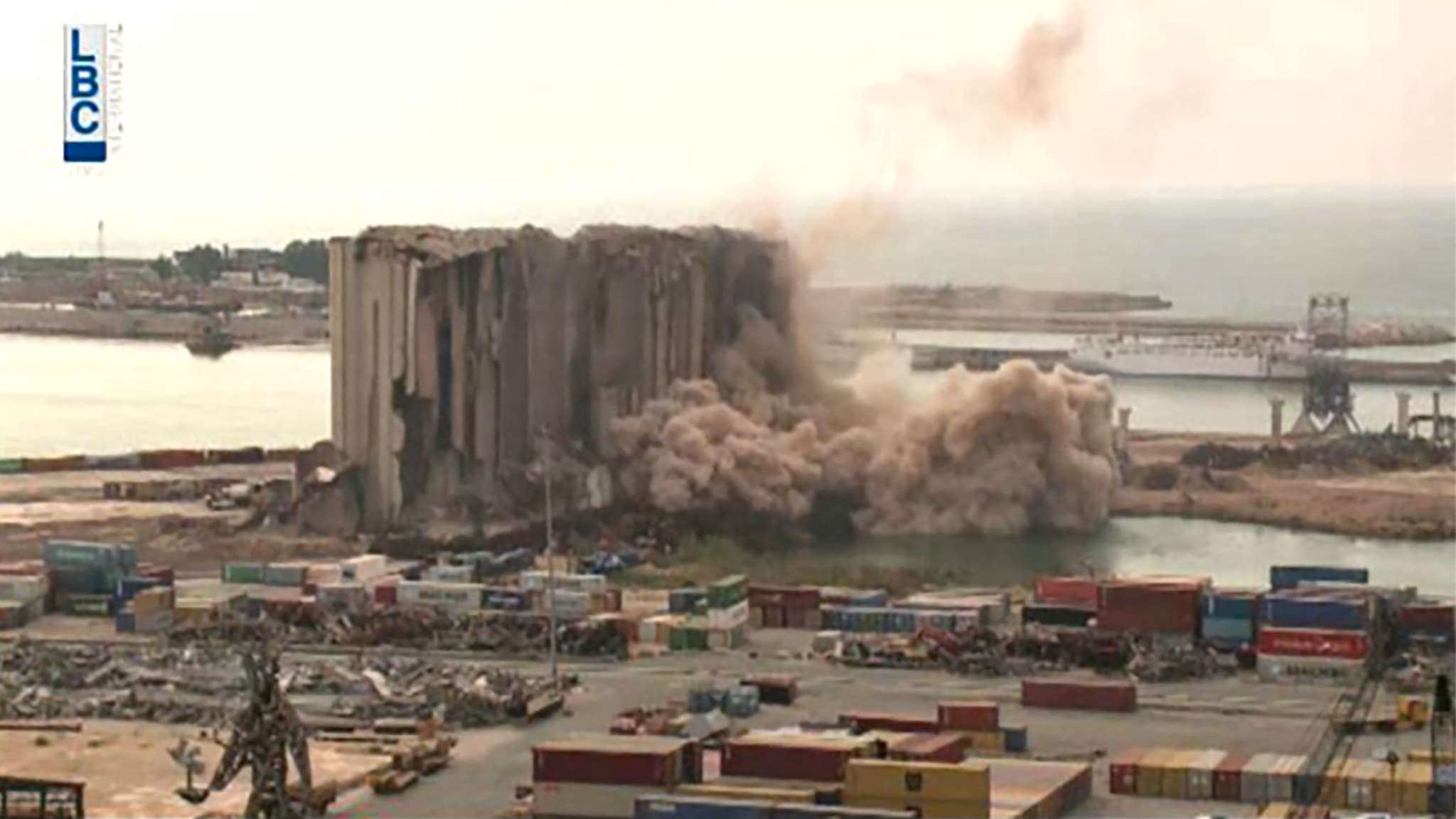 Cette capture d'écran obtenue à partir d'une vidéo distribuée par la Lebanese Broadcasting Corporation International (LBCI) montre des parties des silos à grains de Beyrouth s'effondrant le 31 juillet 2022.