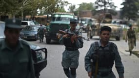 Des policiers afghans sur les lieux d'un attentat-suicide dans le district de Paghaman, à 21 km à l'ouest de Kaboul, le 16 septembre 2015