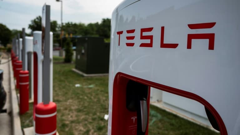 Des bornes de rechargement de voitures électriques, à Arlington, en Virginie, le 13 août 2021