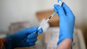 Préparation d'une dose de vaccin Pfizer dans un centre de vaccination à l'ouest de Londres,  en Angleterre, le 4 décembre 2021