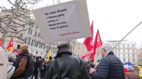 1500 personnes se sont réunies samedi 18 mars contre la réforme des retraites à Marseille.