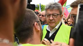 Jean-Luc Mélenchon vêtu d'un gilet jaune, ce samedi 22 juin, à Belfort