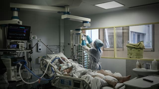Un malade du Covid-19 en réanimation à l'hôpital Robert Boulin de Libourne, dans le sud-ouest de la France, le 6 novembre 2020