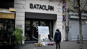 Une femme se recueille devant le Bataclan, le 13 novembre 2019 à Paris