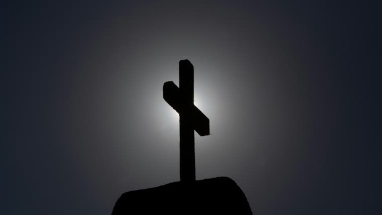 Illustration de la croix dominant une église.
