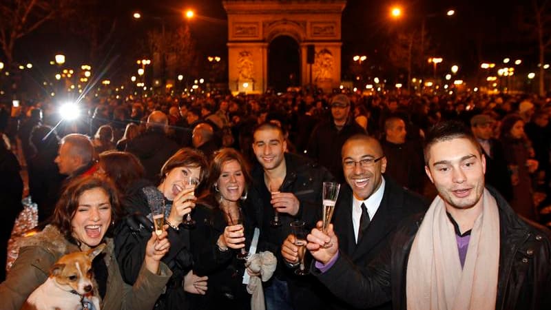 Sur les Champs-Elysées. La nuit de la Saint-Sylvestre s'est déroulée "dans un climat festif et de totale sérénité" à Paris et dans le reste de l'agglomération parisienne, selon la préfecture de police. /Photo prise le 1er janvier 2012/REUTERS/Benoît Tessi