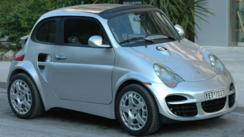 Une Fiat 500 avec un petit air de Porsche 911... c'est la drôle de création d'un garage en Grèce.