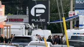 Les policiers aux abords du club Le Pulse, où une fusillade a éclaté dans la nuit de samedi à dimanche, à Orlando aux Etats-Unis.