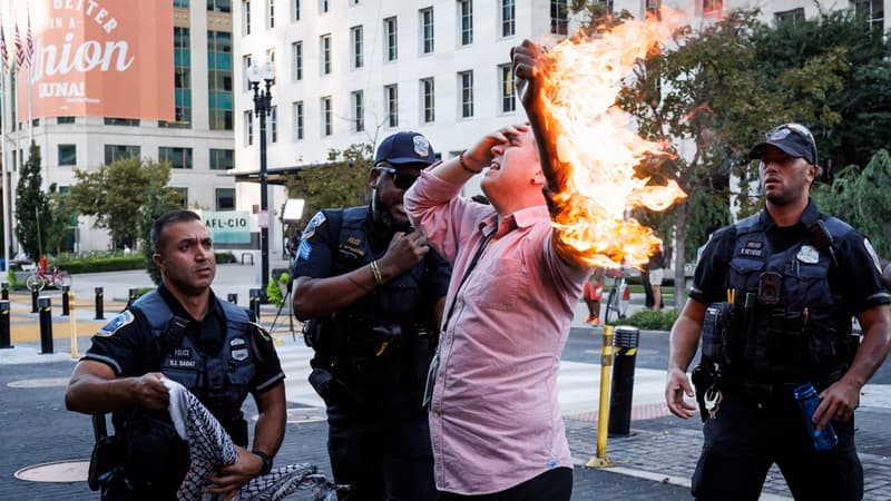 La police aide un homme qui a tenté de s'immoler par le feu, à Washington, alors que les gens manifestent pour marquer le premier anniversaire de la guerre entre le Hamas et Israël