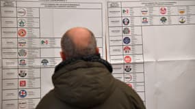 Un électeur devant la liste des candidats à Rome ce dimanche 4 mars