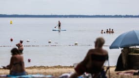 Des vacanciers au lac de Cazaux (Gironde), le 6 juillet 2023.
