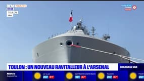 Un nouveau ravitailleur de la marine nationale au port de Toulon