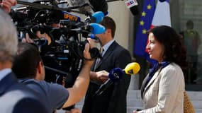 La ministre du Logement Cécile Duflot a présenté mercredi une nouvelle étape de son plan pour atténuer ce qu'elle qualifie de crise du logement en France, qui prévoit la cession par l'Etat de 930 terrains et durcit les règles en matière de logement social