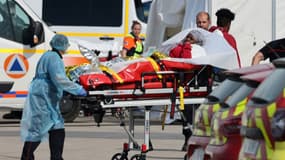 Une migrante blessée dans le naufrage d'une embarcation de fortune dans la Manche est prise en charge à Boulogne-sur-Mer le 3 septembre 2024