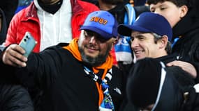 Joey Barton pose pour un selfie avec un supporteur de l'OM à Brighton 