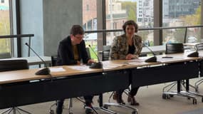 Jeanne Barseghian, la maire de Strasbourg (à droite), ce jeudi lors d'une conférence de presse.
