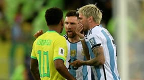 Accrochage entre Rodrygo, Lionel Messi et Rodrigo De Paul lors de Brésil-Argentine (0-1, qualifs Coupe du monde 2026), le 21 novembre 2023