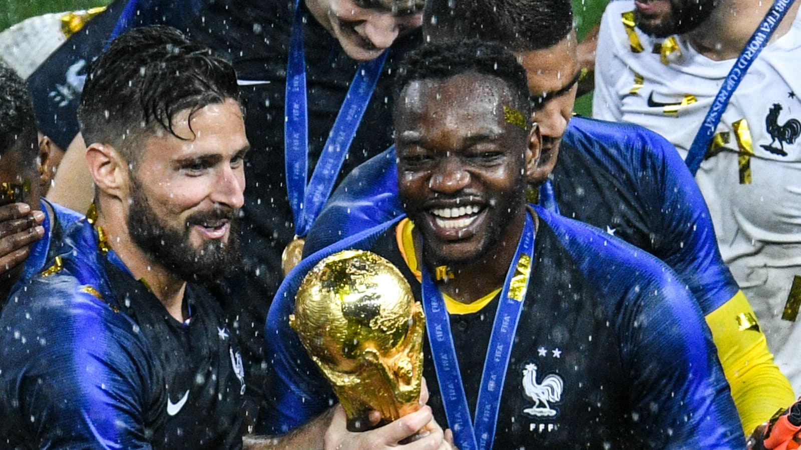 "EN 2018, DANS LE VESTIAIRE, C'ÉTAIT LUI LE NUMÉRO 1": COMMENT MANDANDA A JOUÉ UN RÔLE MAJEUR DANS LA VICTOIRE DES BLEUS AU MONDIAL