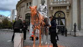 Restauration de la statue "Horse and Rider" du sculpteur américain Charles Ray après qu'elle a été aspergée de peinture orange par des militants écologistes, le 18 novembre 2022 à Paris.