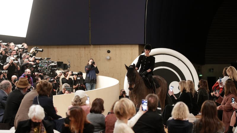 Charlotte Casiraghi à cheval pour le défilé Chanel haute couture