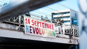 Une affiche appelant à la mobilisation le 10 septembre dans le cadre du mouvement "Bloquons tout", photo prise à Grenoble le 2 septembre 2025.