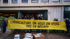 Manifestation à l'appel du syndicat des agriculteurs de la Confédération Paysanne contre l'accord commercial UE-Mercosur devant le ministère de l'Agriculture à Paris, le 14 janvier 2026
