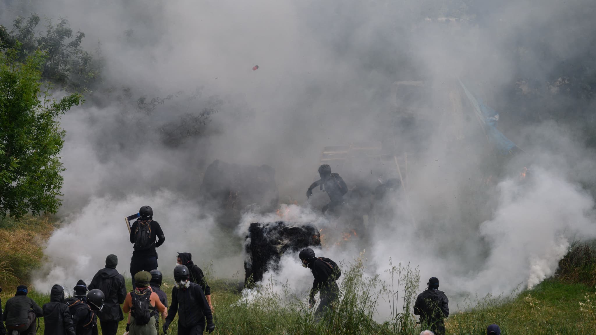 Des forces de l'ordre et manifestants contre l'A69 se sont affrontés samedi 8 juin à Puylaurens, dans le Tarn.