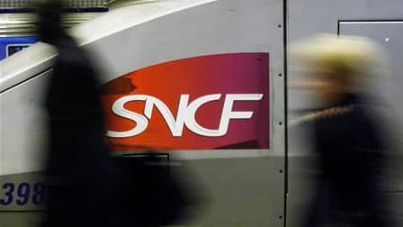 La CFDT-FGACC a levé son préavis de grève à la SNCF mais la CGT et Sud Rail maintiennent pour le moment leur appel à un mouvement reconductible à partir du 6 avril au soir. /Photo d'archives/REUTERS/Régis Duvignau