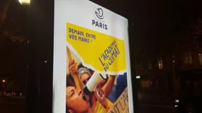 Une publicité lumineuse encore allumée dans les rues de Paris.