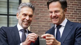 Le nouveau Premier ministre néerlandais Dick Schoof (G), ex-patron du renseignement, remplace Mark Rutte (D) nommé secrétaire général de l'Otan.