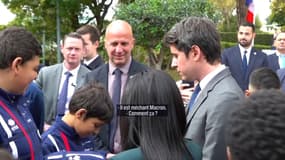 Gabriel Attal échange avec un adolescent lors d'une visite au collège-lycée du Parc Impérial pour lancer une expérience d'"internat éducatif" pour les élèves en difficulté à Nice, le 22 avril 2024. 