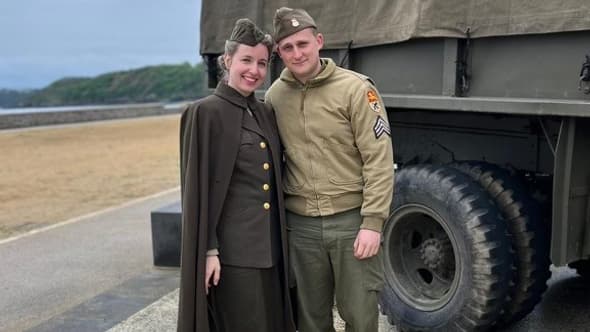 Ludivine et Ronan Martin en tenue d'époque lors des commémorations du 8 mai 2023. Ludivine et Ronan Martin en tenue d'époque lors des commémorations du 8 mai 2023.