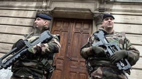 Des militaires montent la garde devant l'entrée d'une synagogue, à Lille.