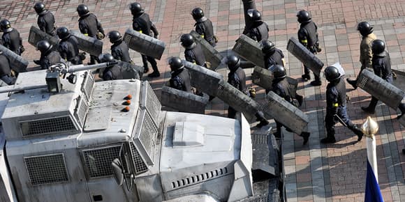 Les forces de police quittent leurs positions au parlement Les forces de police quittent leurs positions au parlement