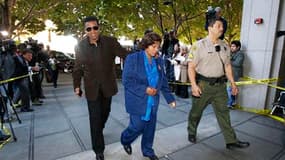 Jackie Jackson (à gauche) et sa mère Katherine Jackson, à leur arrivée à un tribunal de Los Angeles où a débuté mardi l'audition préliminaire du médecin traitant de Michael Jackson au moment de sa mort, le 25 juin 2009. Le Dr Conrad Murray, sous le coup d