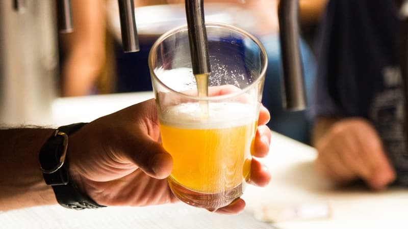 Une personne servant une bière (photo d'illustration)